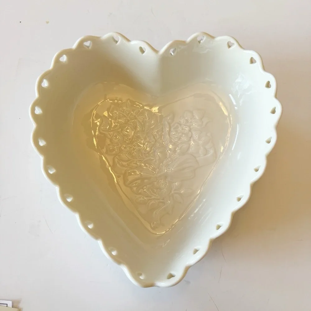 Longaberger 2004 Sweetest Heart White Ceramic Heart Shaped Bowl Dish Red Ribbon